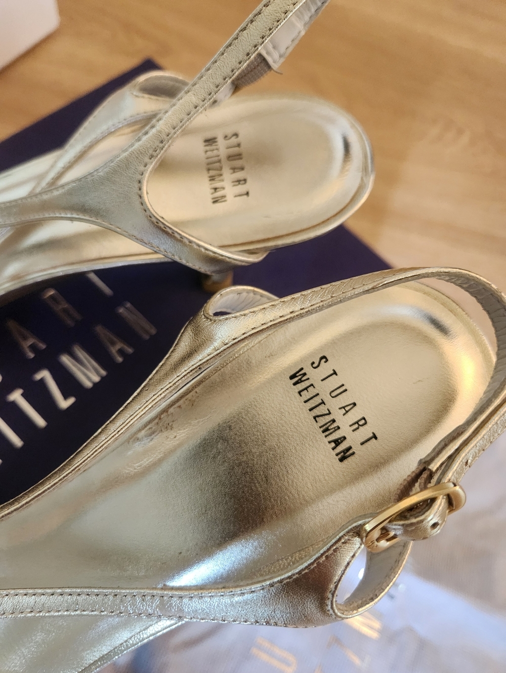 Stuart Weitzman | Reversal Strappy Sandal in Gold - Picture 5 of 8